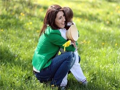 10 دلیل برای اینکه هر روز کودک خود را در آغوش بگیرید